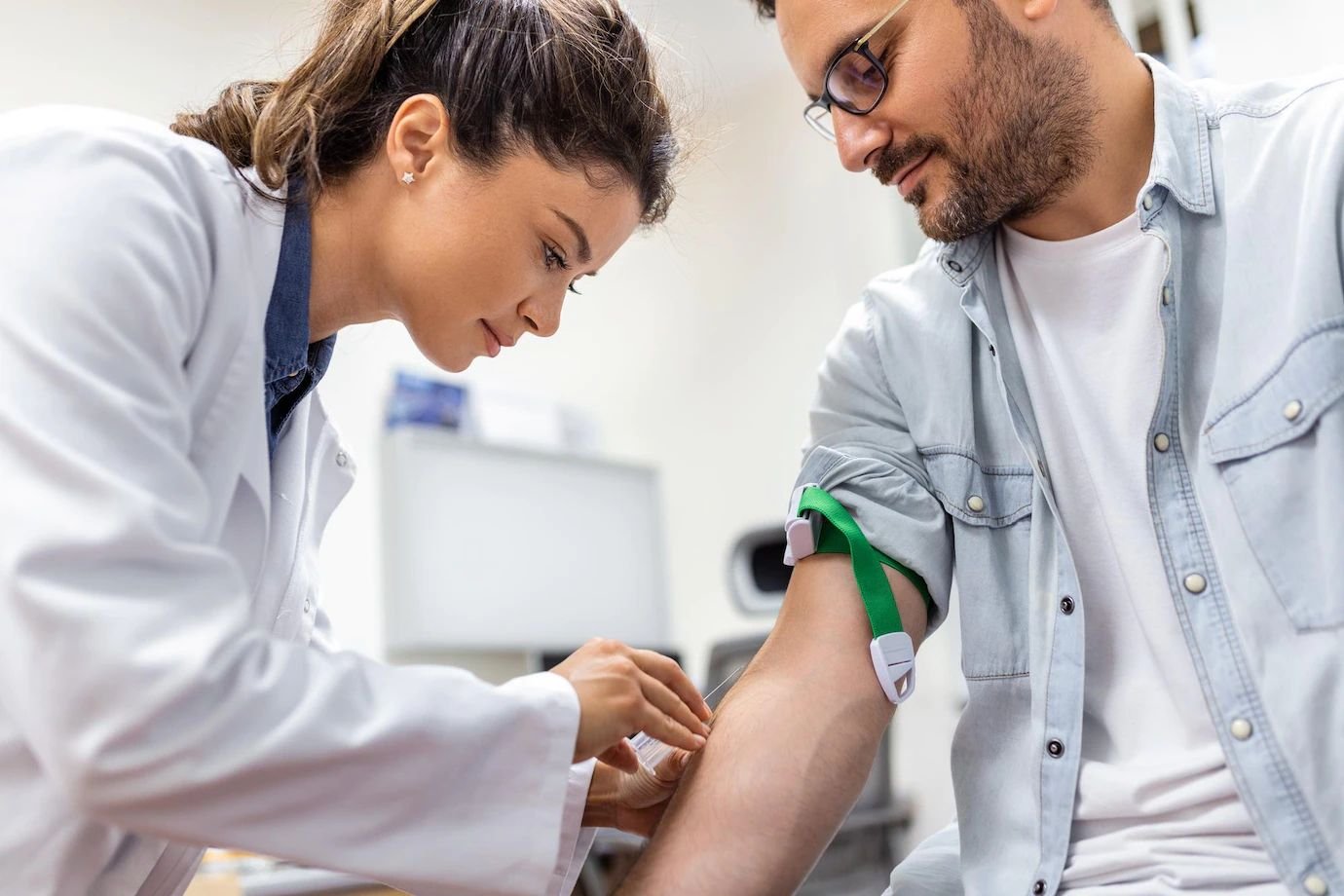 coletando-amostra-de-sangue-do-paciente-no-laboratorio-preparacao-para-exame-de-sangue